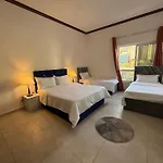 2016 Queen Room In Hotel Apartments With Private And Attached Bathroom Close To Union Metro Station With Paid Parking