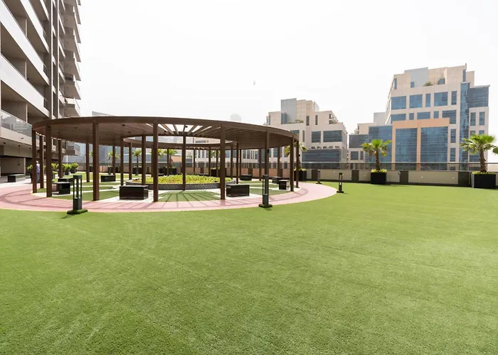 Modern Downtown Dubai Studio, Burj View From Pool