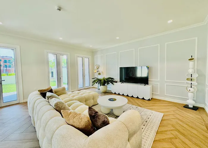 Venduras - Spacious 4-Bedroom Luxury Villa In La Mer, Dubai