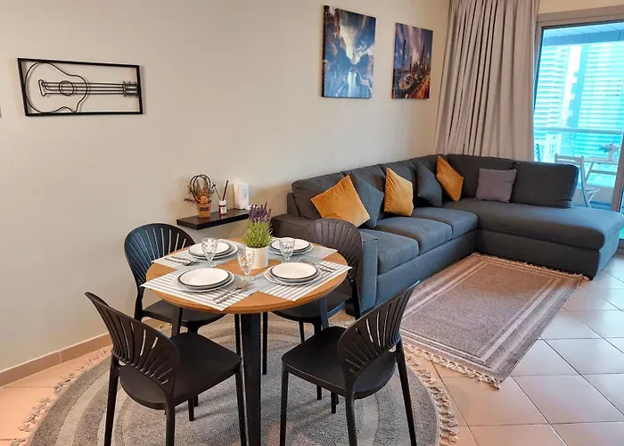 Spacious 2 Bed Apt At Marina High Floor