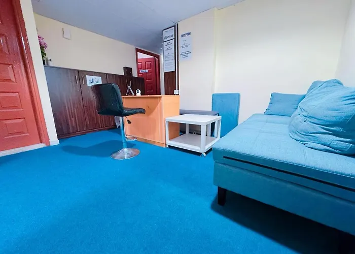 Classic Capsule Holiday Homes - Near Metro Station