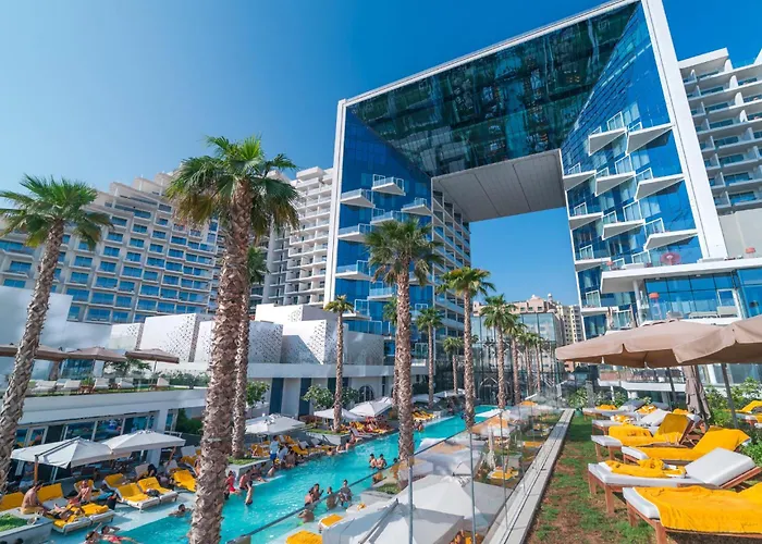 Luxury 3Bdr Apartment, Pool & Beach Access