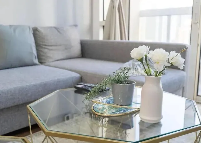 Stunning 2 Bed Great Metro Access