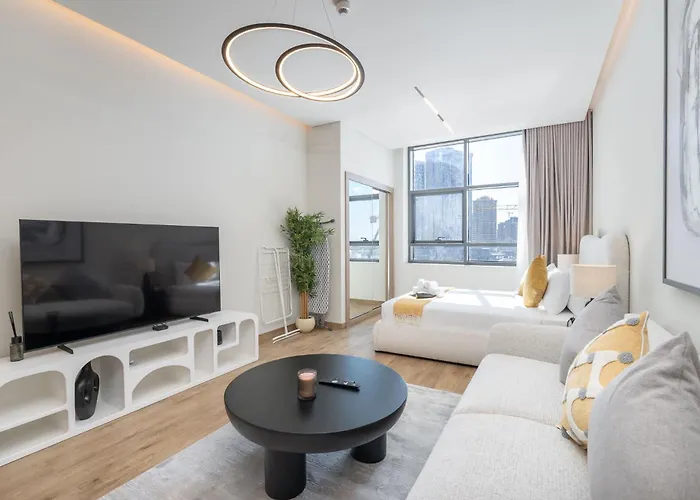 Mesmerizing Studio Located In The Center Of Jvc