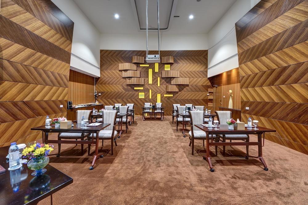 By Marriott Sheikh Zayed Road, Hotel 4*
