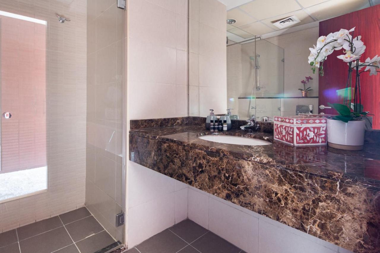 Frank Porter - Emirates Crown Tower Apartment