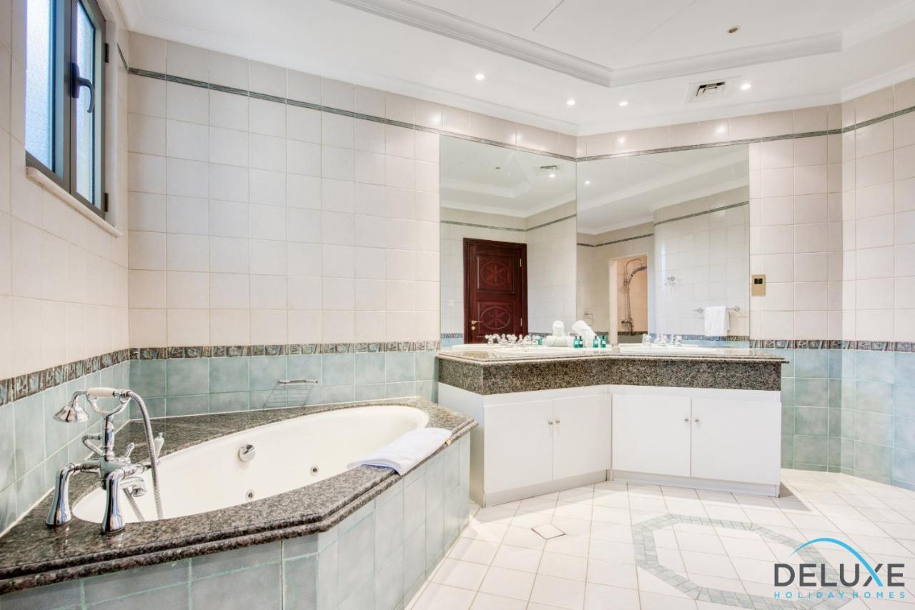 Villa Luxe 5br With Assistant's And Private Pool On Palm Jumeirah By Deluxe Homes Dubai