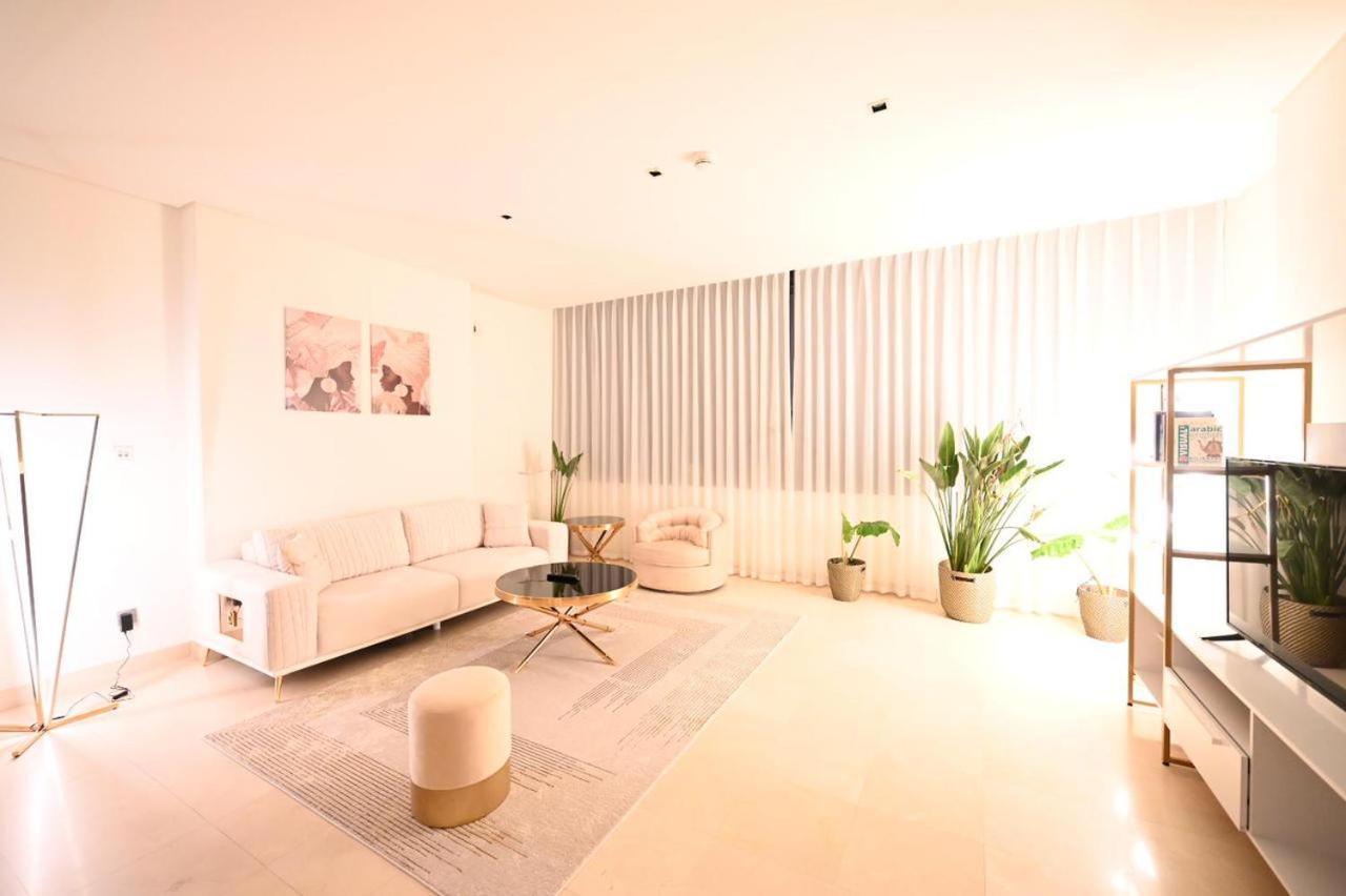 Brand New Furniture. Close To The World Trade Center. Apartment *
