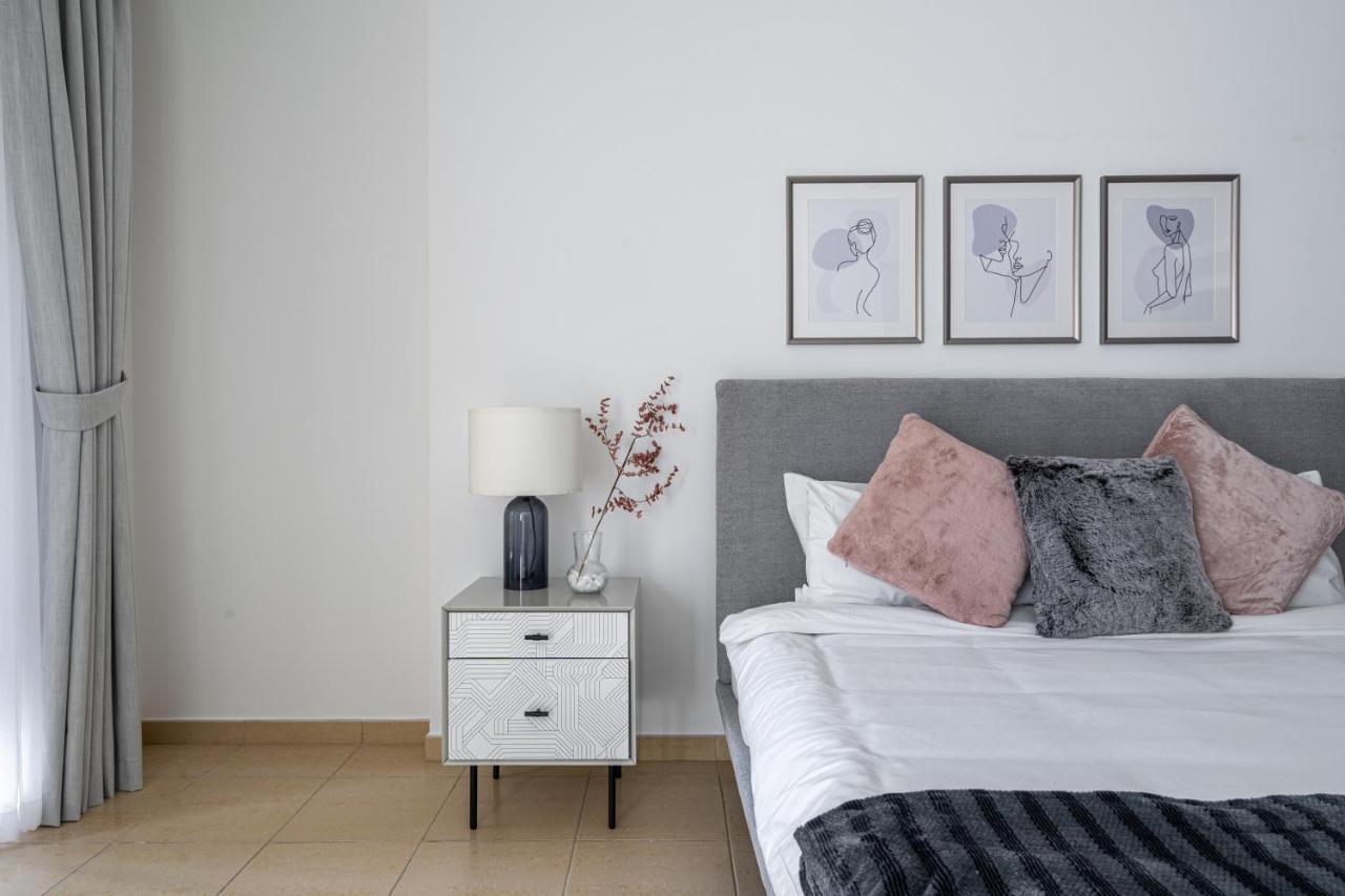 Higuests - Charming Studio With Balcony, Minutes To The Apartment Dubai