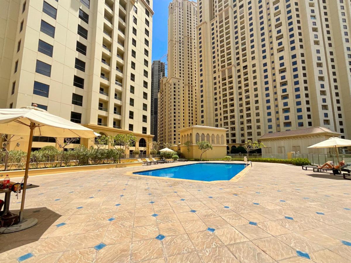 Higuests - Charming Studio With Balcony, Minutes To The Apartment Dubai