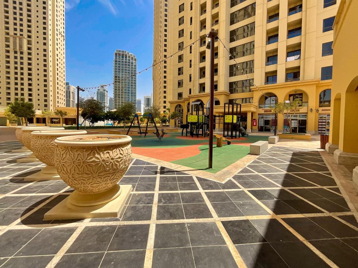 Higuests - Charming Studio With Balcony, Minutes To The Dubai