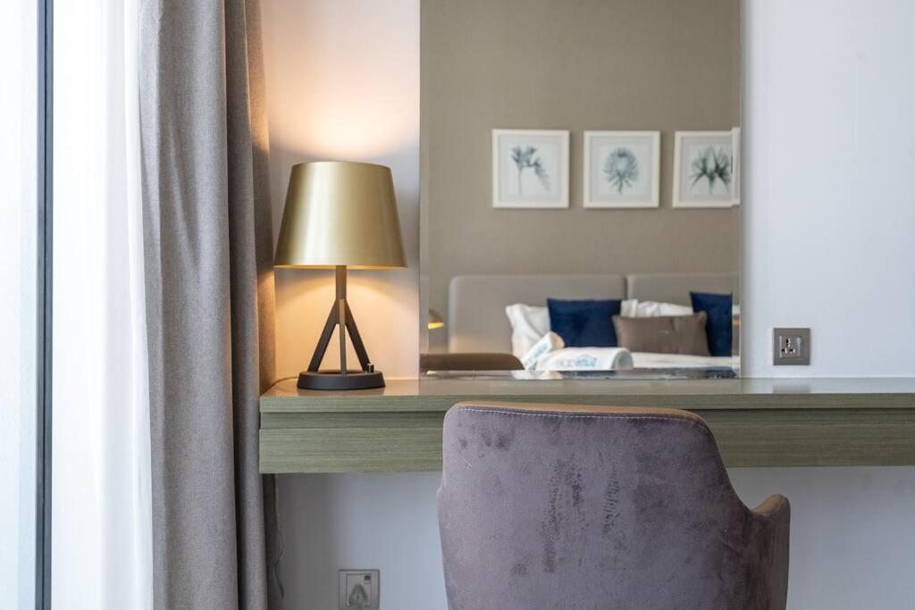 Apartment Modern Studio With Prime View Of Canal Dubai