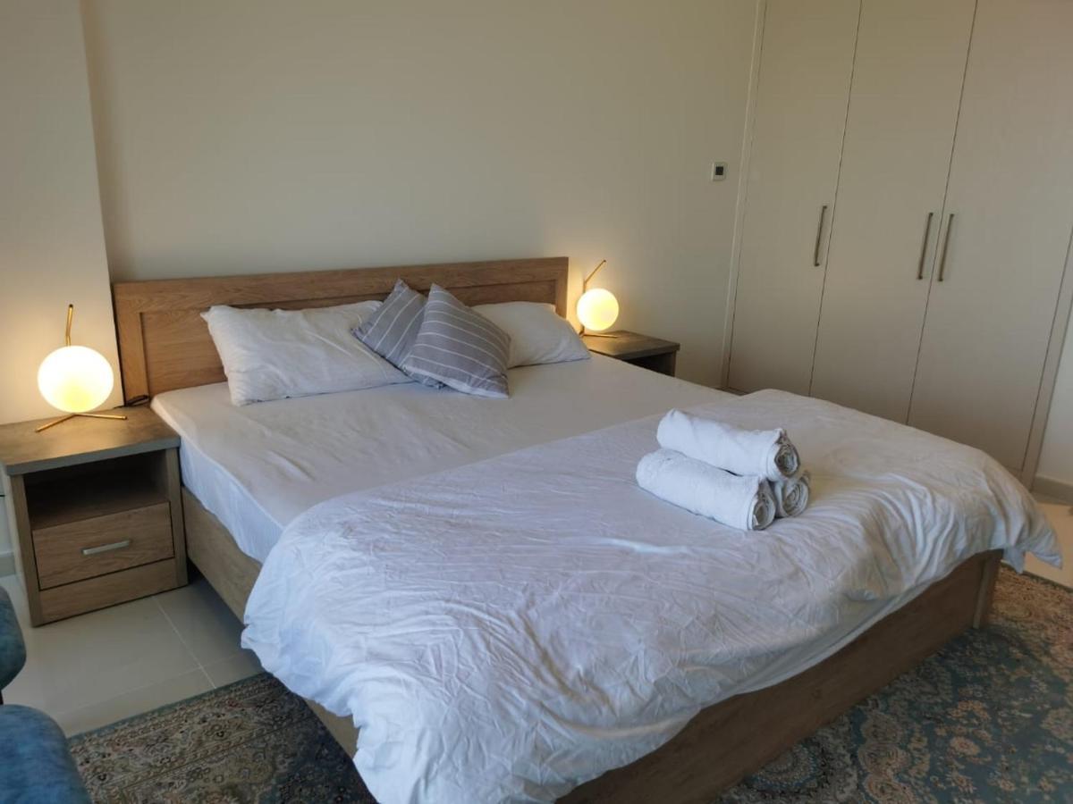 Gharfar-2 Heaven Escape-golf View-high Floor-netflix-gym-pool-perfect Staycation Dubai