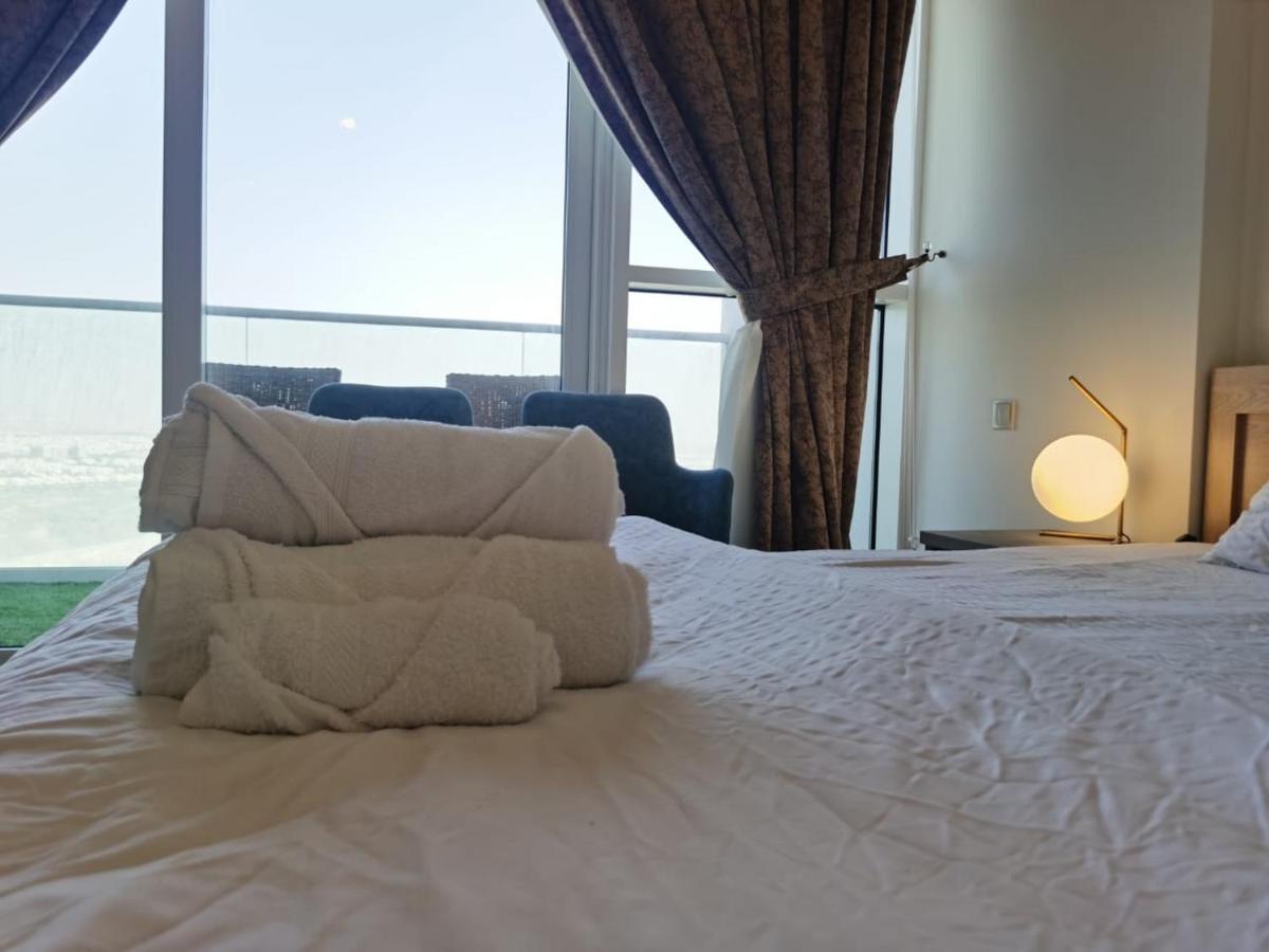 Gharfar-2 Heaven Escape-golf View-high Floor-netflix-gym-pool-perfect Staycation