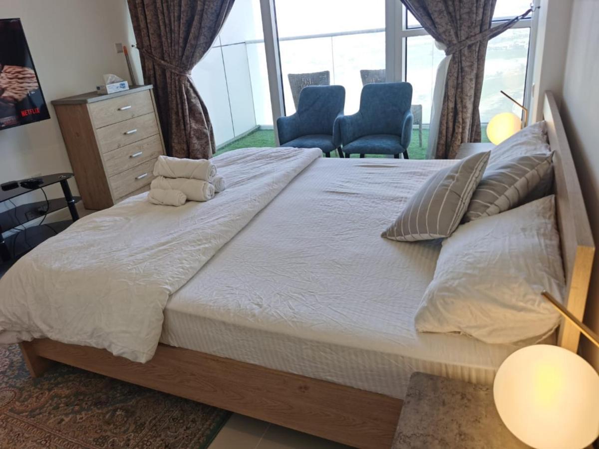 Gharfar-2 Heaven Escape-golf View-high Floor-netflix-gym-pool-perfect Staycation Apartment *