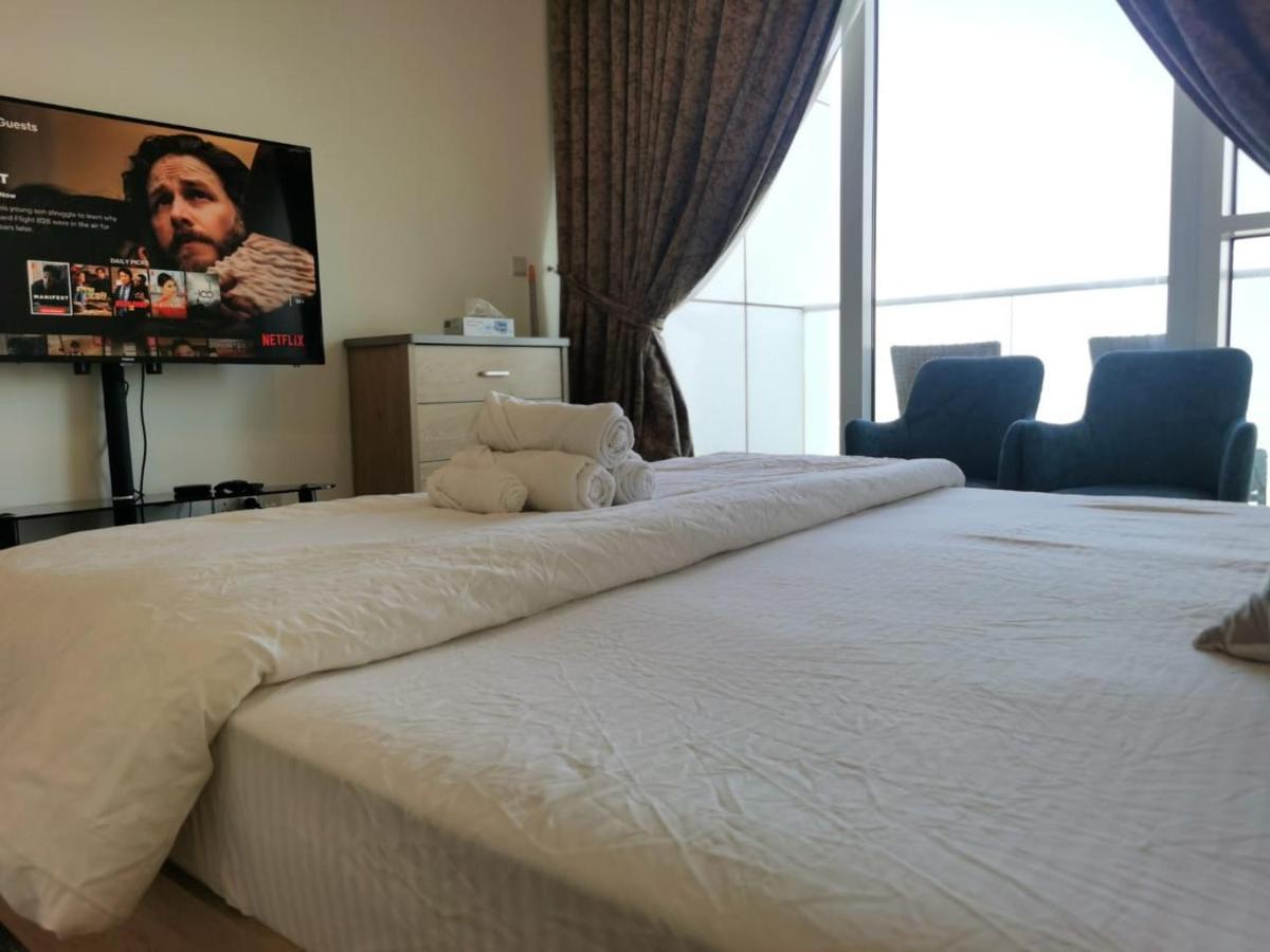 Gharfar-2 Heaven Escape-golf View-high Floor-netflix-gym-pool-perfect Staycation *