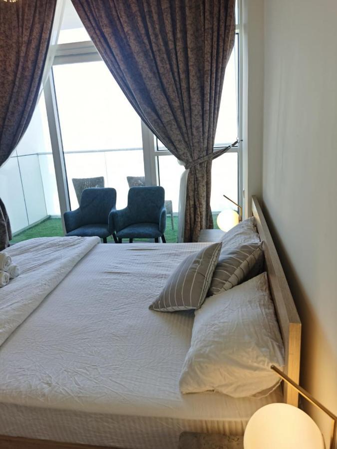 Gharfar-2 Heaven Escape-golf View-high Floor-netflix-gym-pool-perfect Staycation Apartment