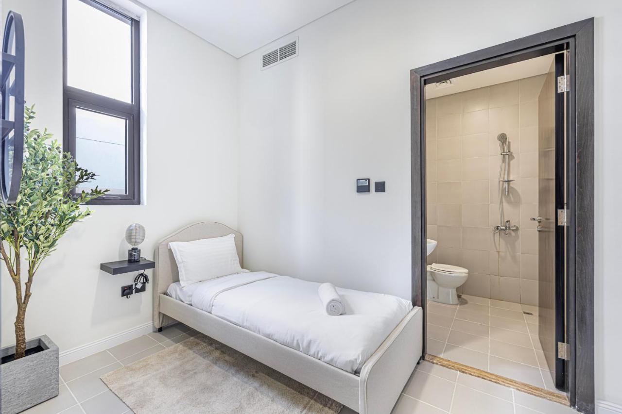 Villa Daniels Golf Course 5br With Private Pool Dubai
