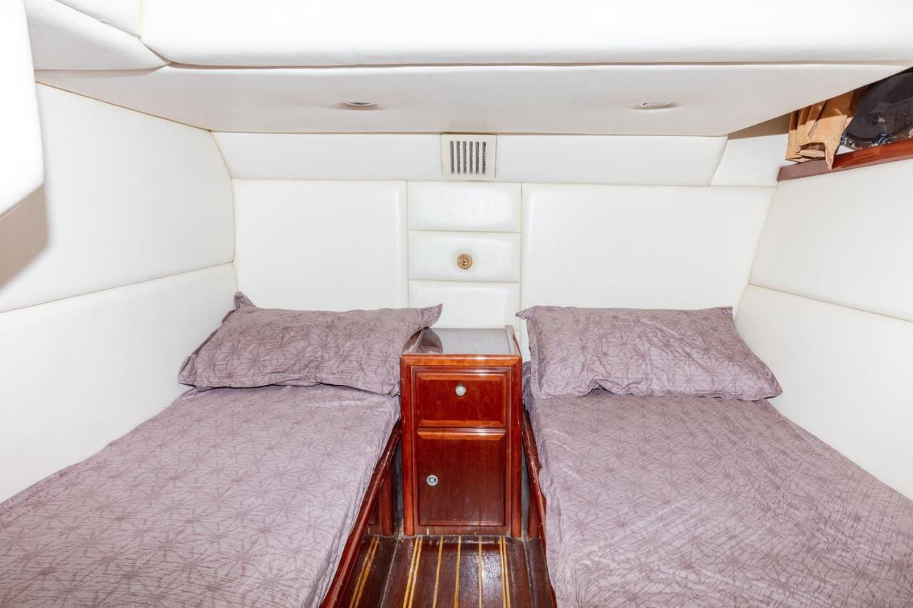 Botel Luxury Yacht 55 Feet *