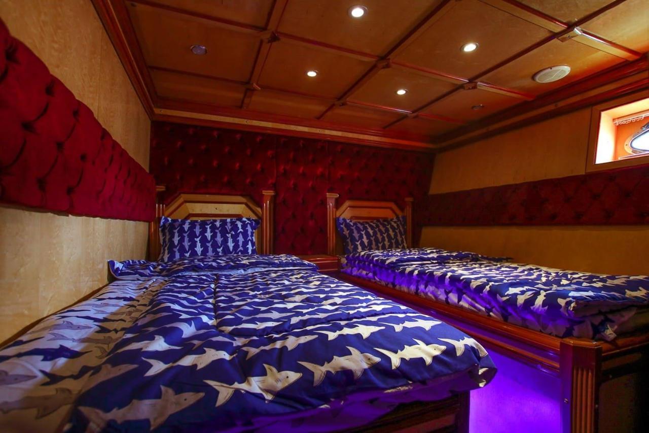 Luxury Yacht 55 Feet *