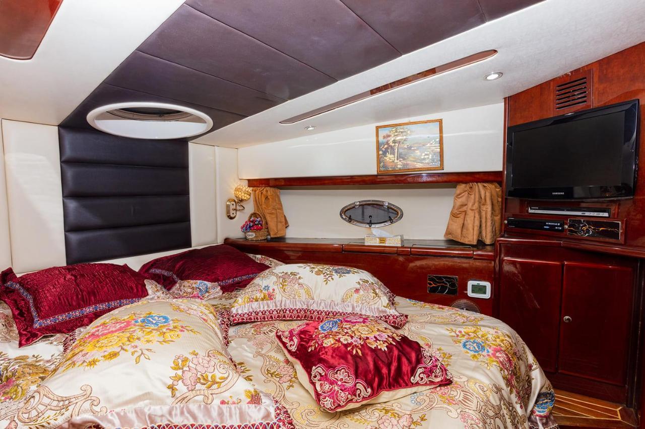 Botel Luxury Yacht 55 Feet *