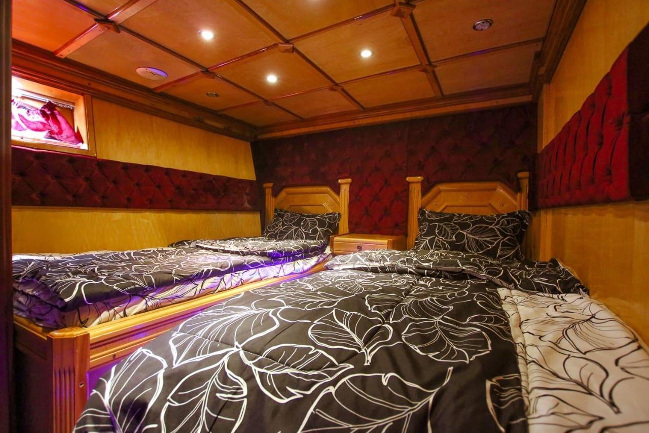 Botel Luxury Yacht 55 Feet