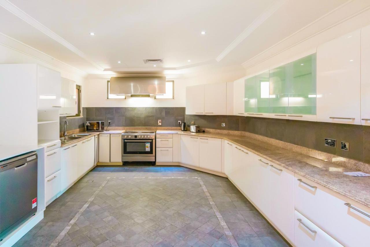 Fam Living - Palm Jumeirah - With Private Pool Villa