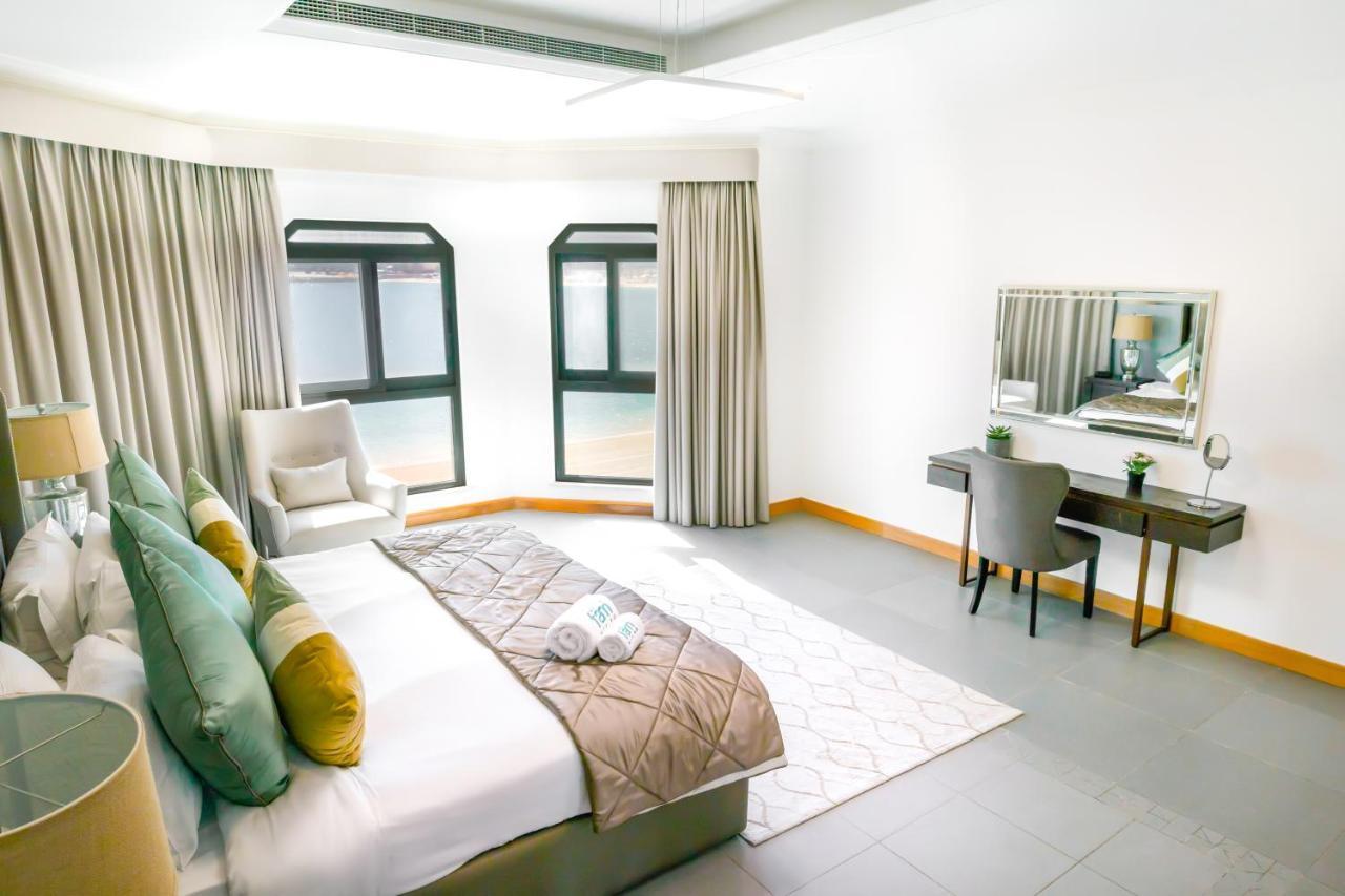 Fam Living - Palm Jumeirah - With Private Pool Villa *