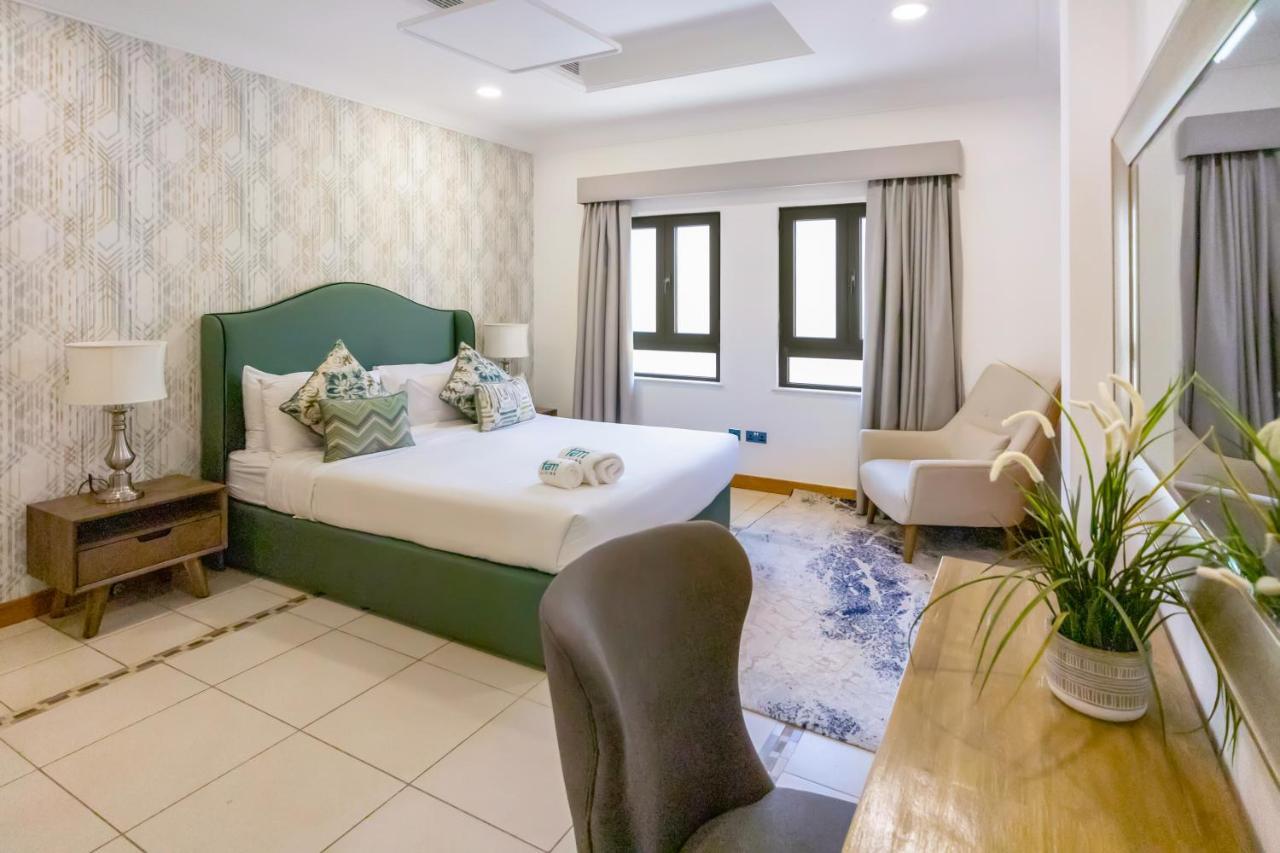 Fam Living - Palm Jumeirah - With Private Pool Villa *