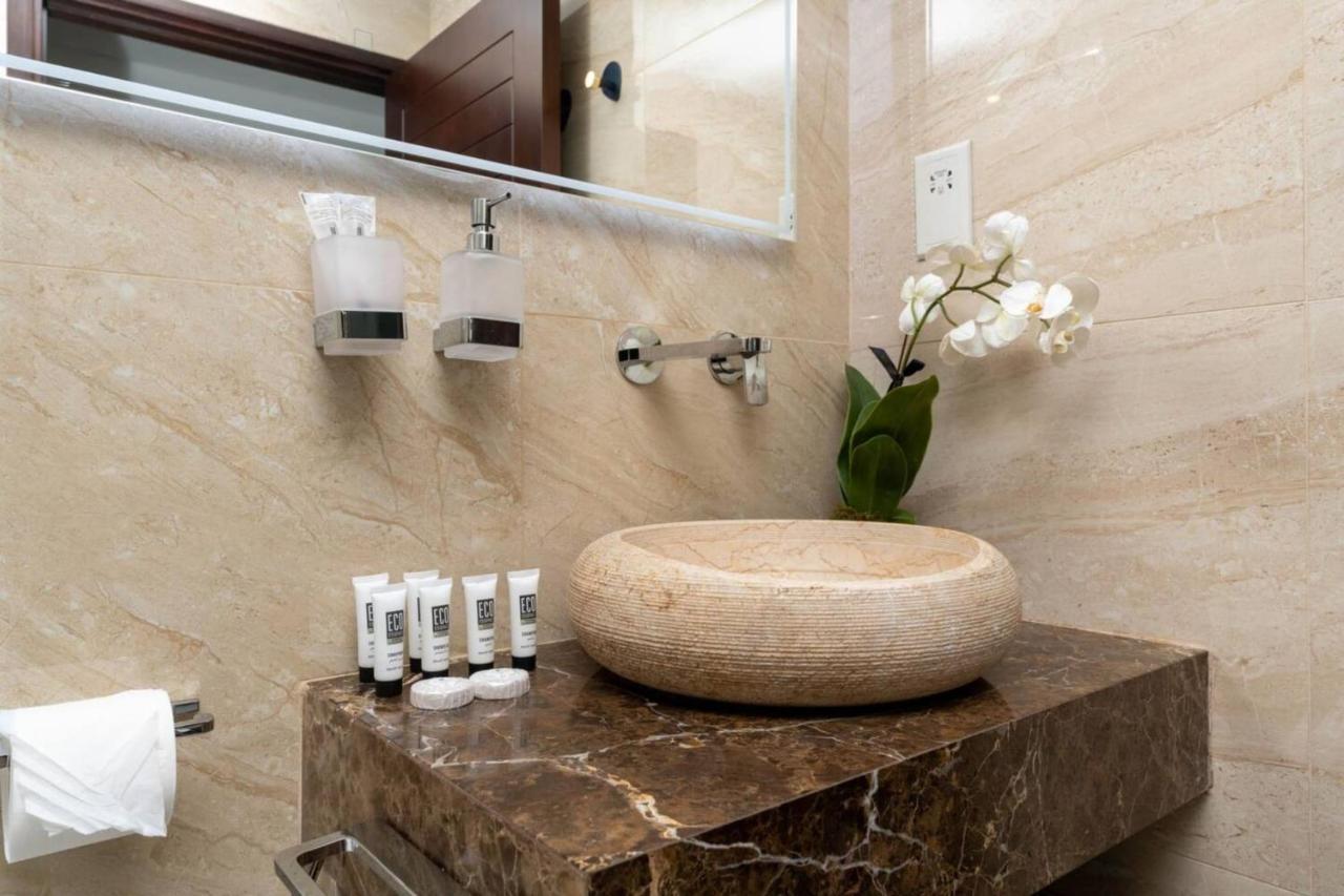 Stylish And 1 Bd In Downtown