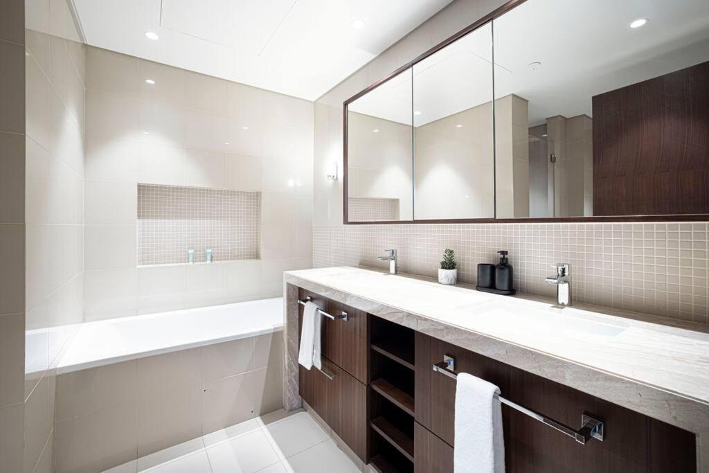 Magnificent Brand New Lux 3br Burj & Fountain View *