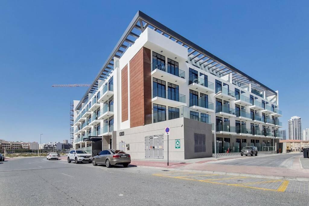 Casa de férias Stylish Brand New In Pantheon Elysee 2 In The Heart Of Jvc *