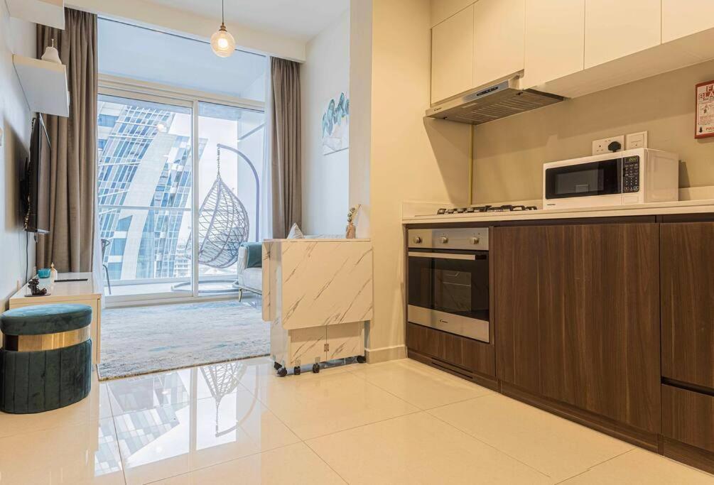 Turquoise - Downtown 1 Bedroom Business Bay - Canal View Apartment *