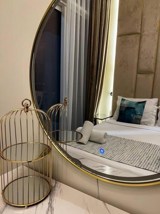 Turquoise - Downtown 1 Bedroom Business Bay - Canal View Apartment *