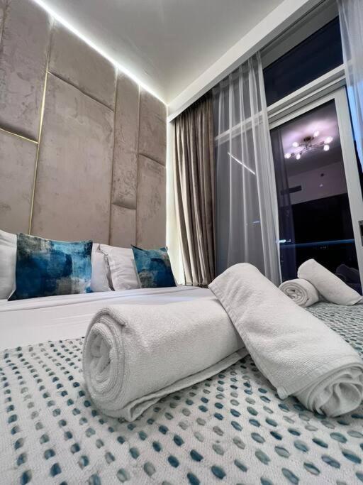 Turquoise - Downtown 1 Bedroom Business Bay - Canal View *