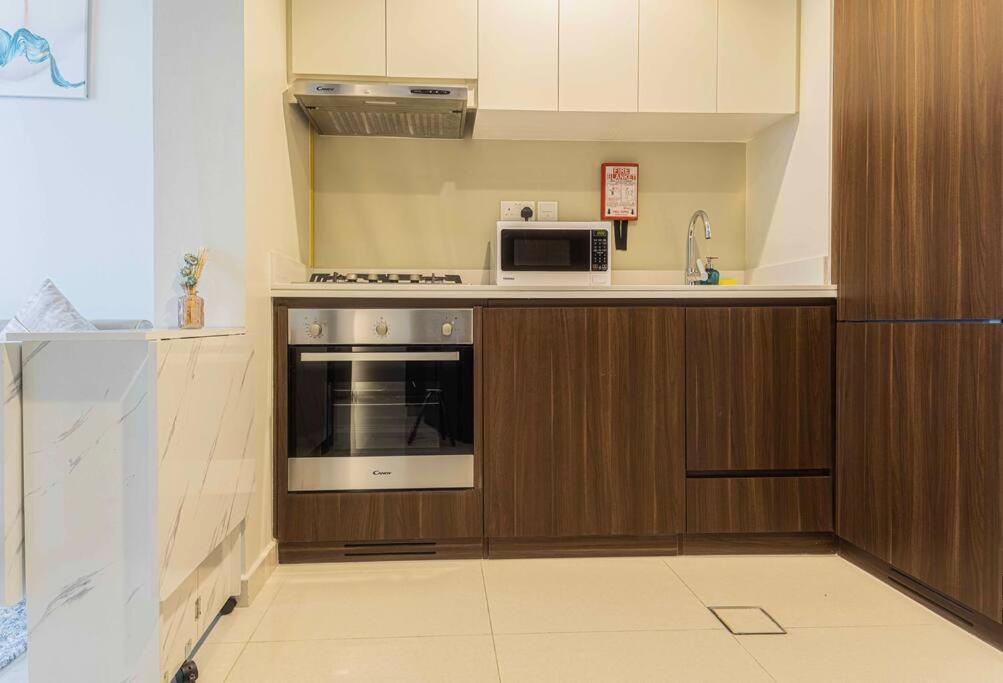 Turquoise - Downtown 1 Bedroom Business Bay - Canal View Apartment *
