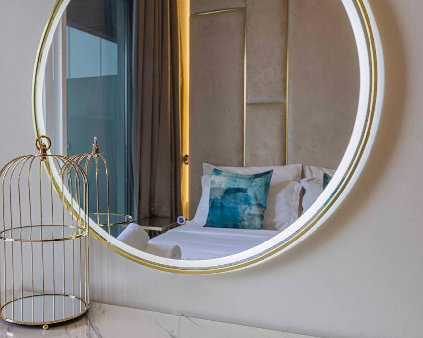 Turquoise - Downtown 1 Bedroom Business Bay - Canal View Apartment *