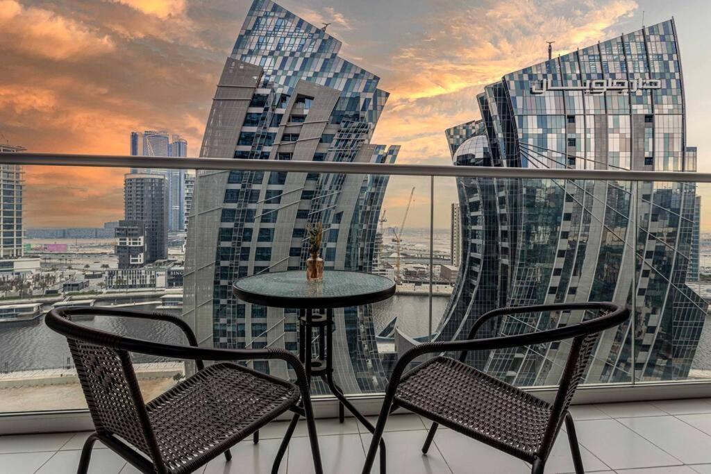 Turquoise - Downtown 1 Bedroom Business Bay - Canal View Apartment *