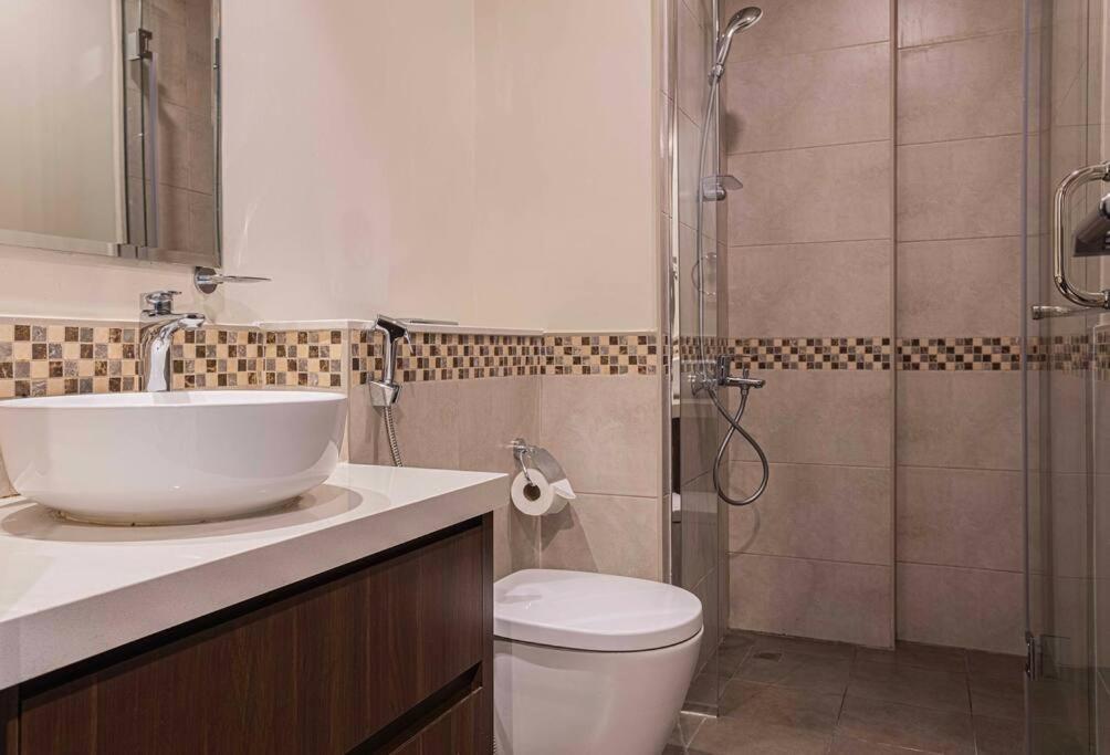 Turquoise - Downtown 1 Bedroom Business Bay - Canal View Apartment