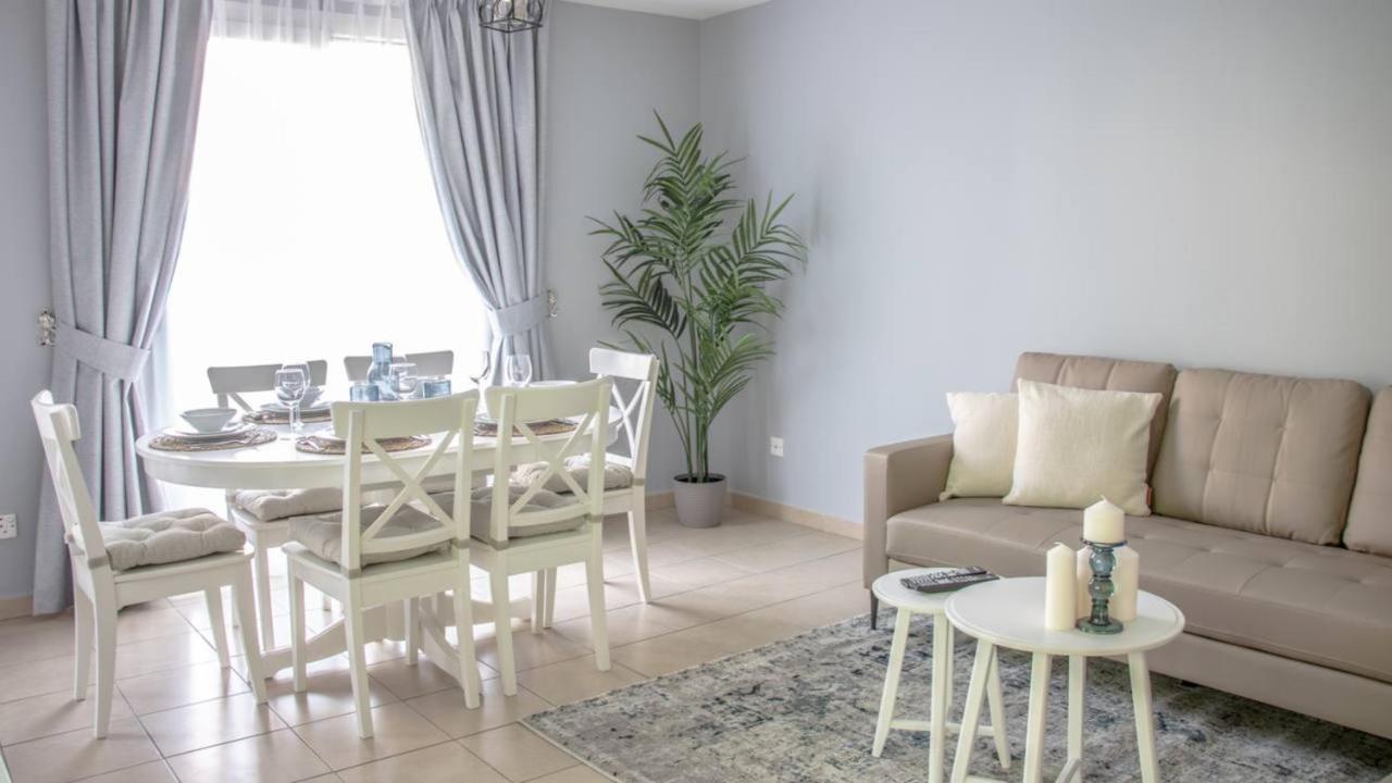 Cozy With Private Garden & Bbq Villa Dubai