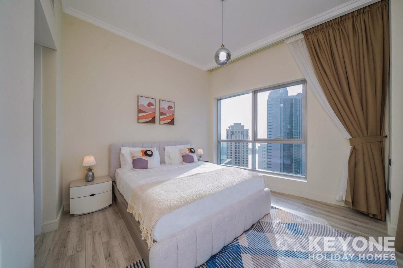Contemporary Two Bedroom With Full Marina View Daire