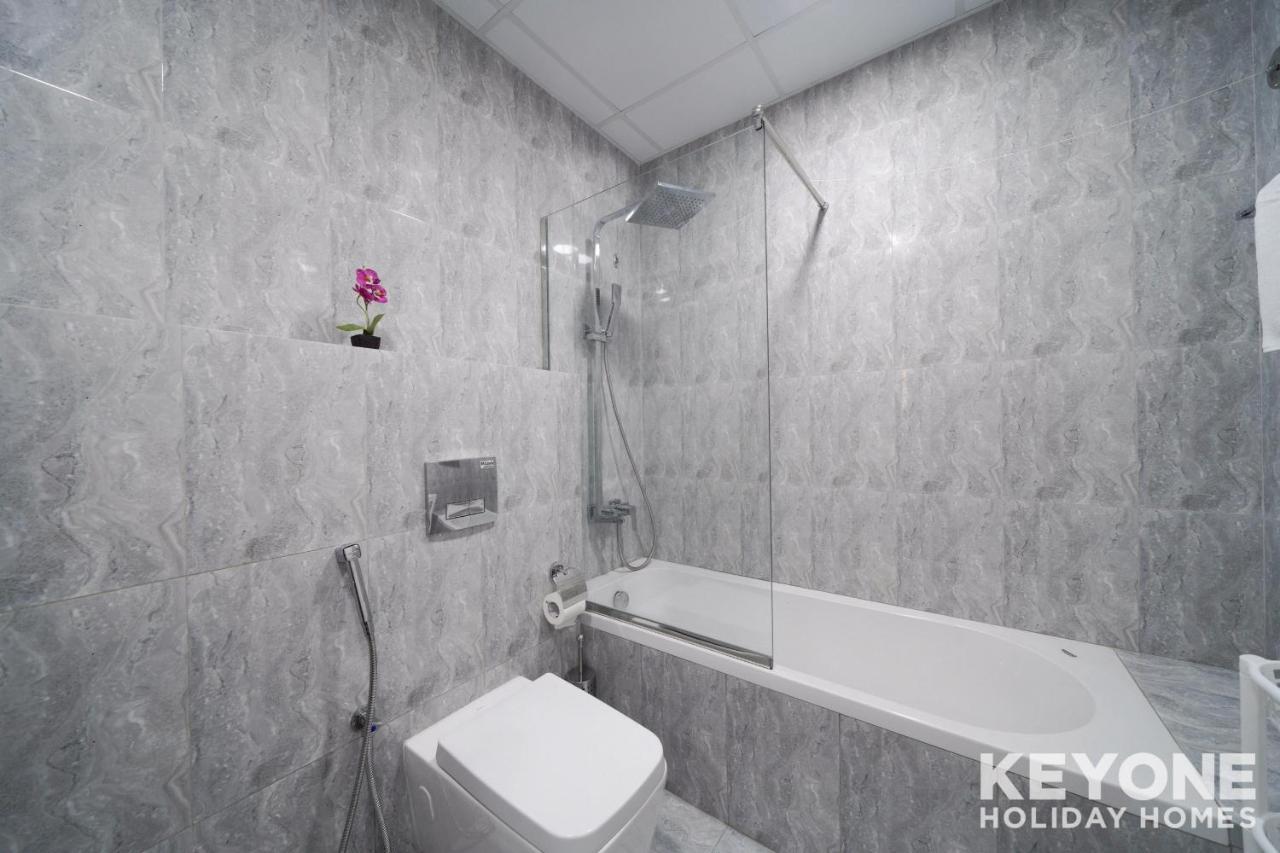 Contemporary Two Bedroom With Full Marina View Daire
