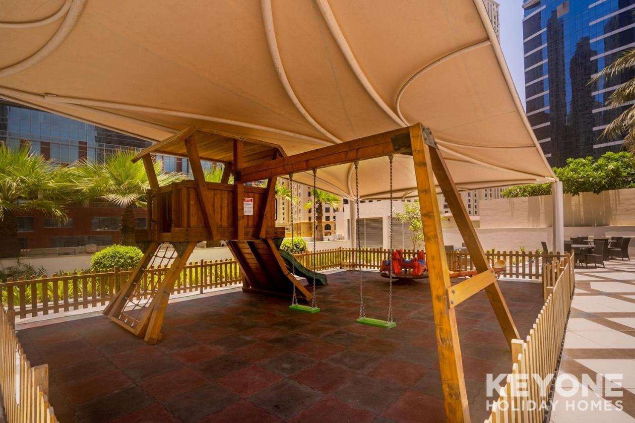 Contemporary Two Bedroom With Full Marina View Daire