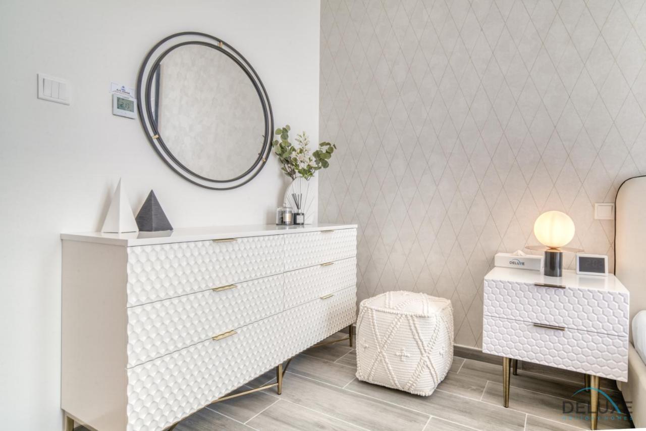 Placid 2br With Assistant At Mesk 1 Midtown Production By Deluxe Homes Apartment