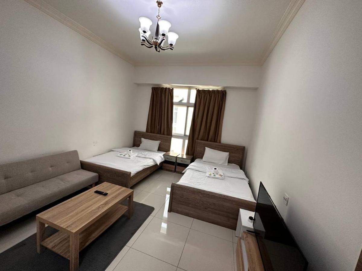 Cute And Small Partitions For Girls In Dubai- Female Guests Only فتيات فقط Daire *