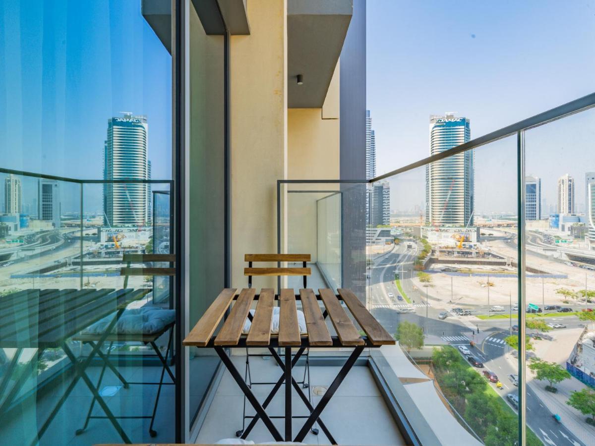Apartment Downtown Decadence : A 1br Urban Sanctuary Dubai