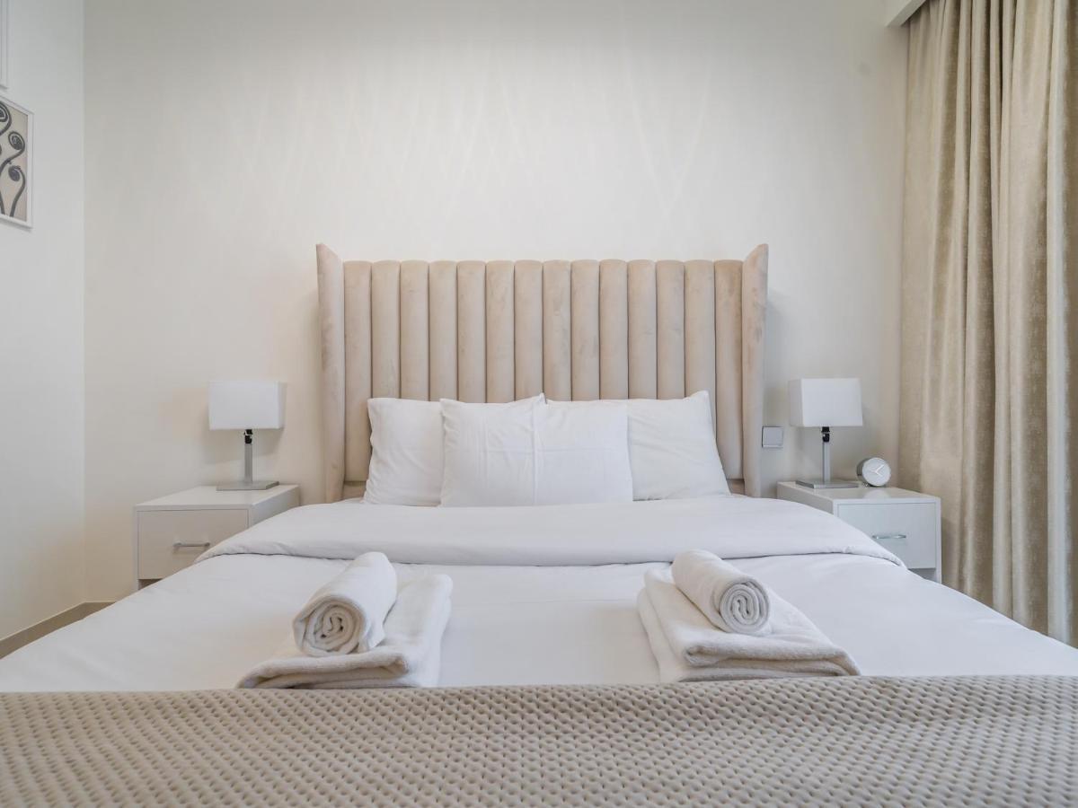 Apartment Downtown Decadence : A 1br Urban Sanctuary Dubai