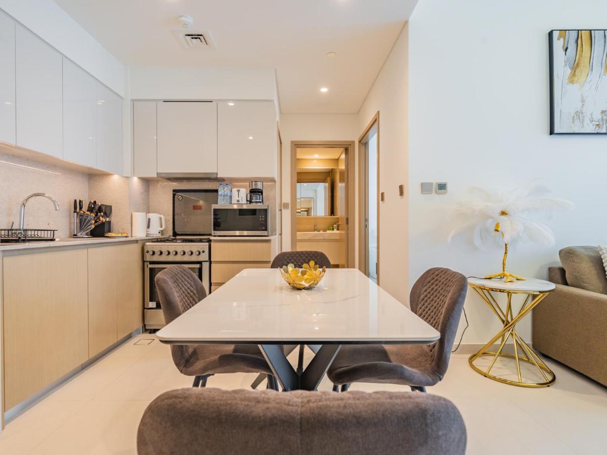 Downtown Decadence : A 1br Urban Sanctuary *