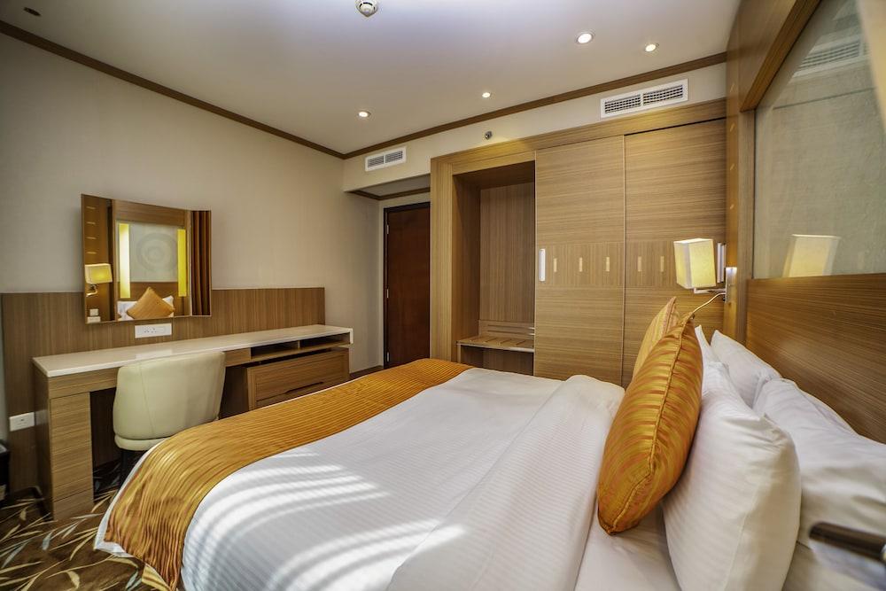 By Marriott Sheikh Zayed Road, 4*