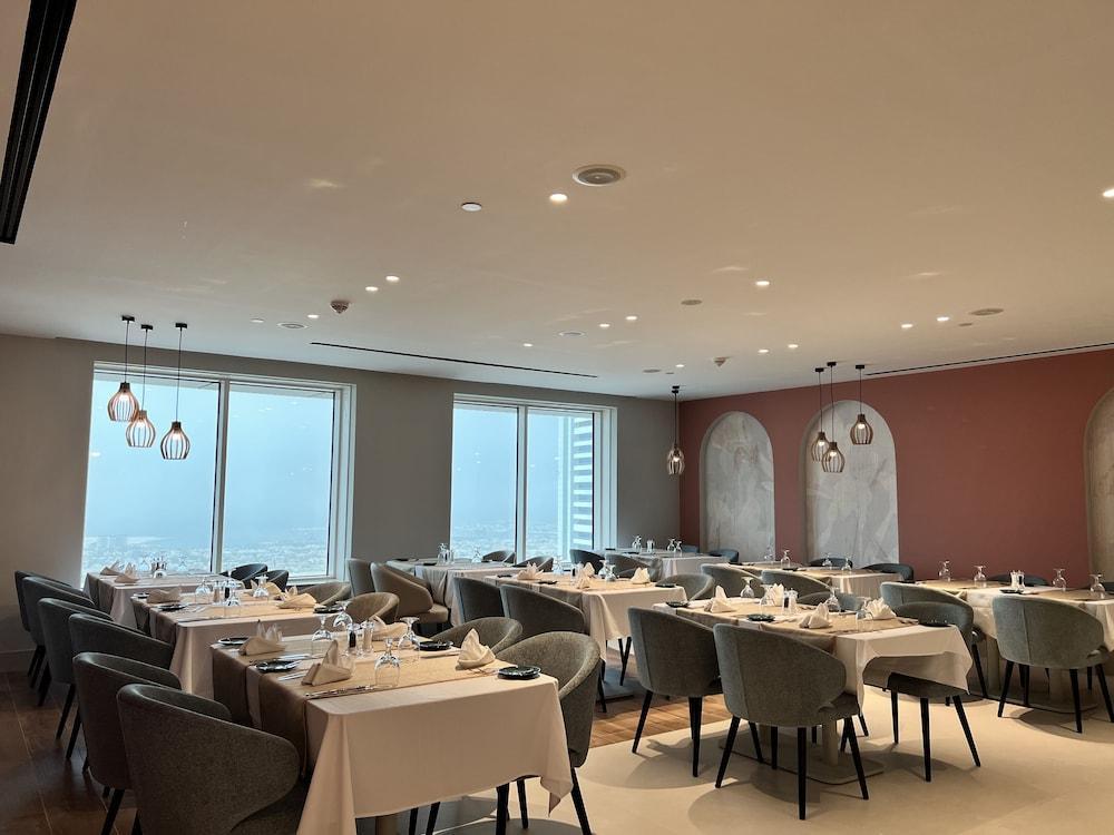 Hotel By Marriott Sheikh Zayed Road, 4*